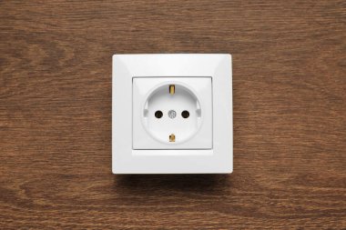 Modern plastik prizler ahşap masa üzerinde, üst görünüm