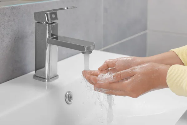 Mulher Lavar Mãos Com Água Torneira Banheiro Close — Fotografia de Stock