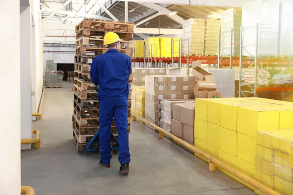 Werknemer Verplaatst Houten Pallets Met Manuele Vorkheftruck Magazijn Achteraanzicht — Stockfoto