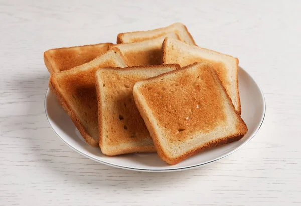 Teller Mit Leckeren Toastbrotscheiben Auf Weißem Holztisch — Stockfoto