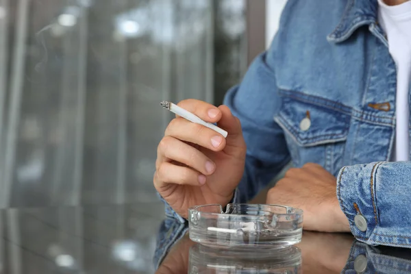 Uomo Fumare Sigaretta Tavola Caffè All Aperto Primo Piano — Foto Stock