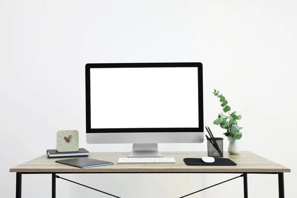 Modern Számítógép Üres Képernyővel Asztalon Hely Tervezéshez Kényelmes Munkahelyi Környezet — Stock Fotó