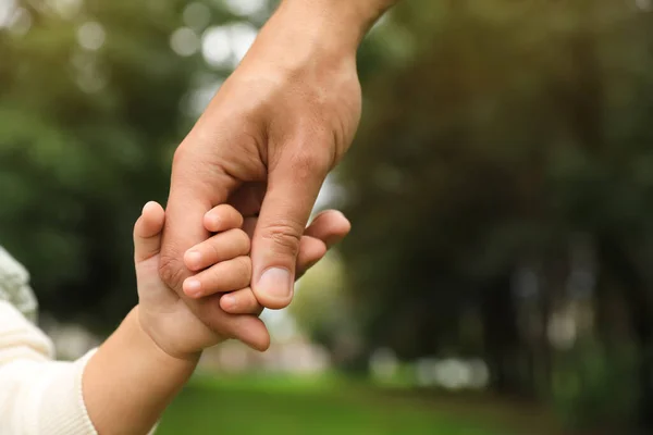 Κόρη Κρατώντας Χέρι Του Πατέρα Στο Πάρκο Closeup Ευτυχισμένη Οικογένεια — Φωτογραφία Αρχείου