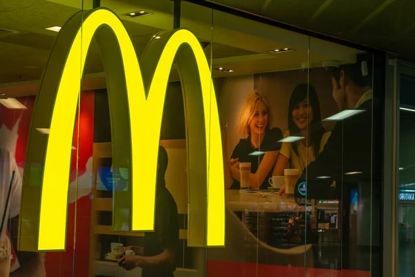 Варшава Польша Августа 2022 Года Табличка Логотипом Mcdonald Стеклянной Стене — стоковое фото