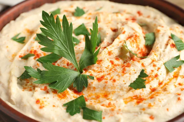 Leckerer Hummus Mit Petersilie Und Paprika Schüssel Nahaufnahme — Stockfoto