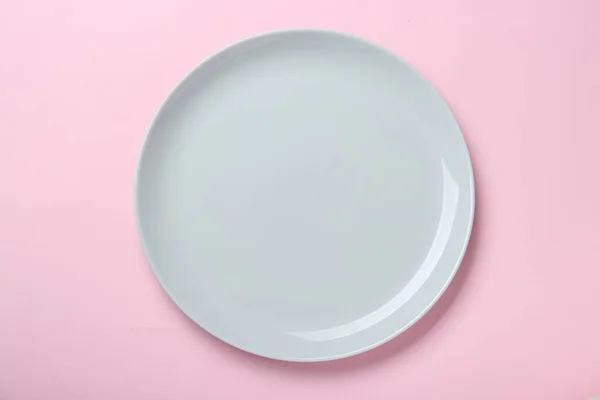 粉色背景的空陶瓷盘 顶部视图 — 图库照片