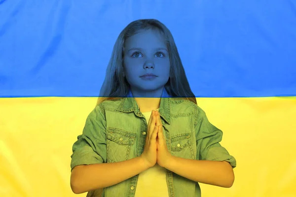 Подвійне Викриття Національного Прапора Молитви Маленької Дівчинки Припиніть Війну Україні — стокове фото