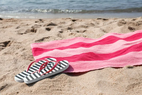 Asciugamano Righe Rosa Con Infradito Sulla Sabbia Della Spiaggia Vicino — Foto Stock