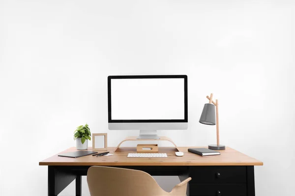 Modern Computer Blank Screen Desk Space Design Comfortable Workplace — Stock Photo, Image