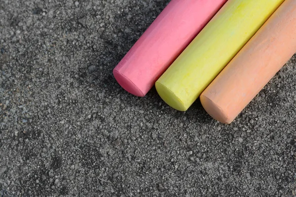 Kleurrijke Krijtstiften Asfalt Vlak Gelegd Ruimte Voor Tekst — Stockfoto
