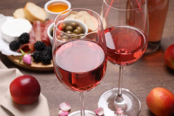Delicious Rose Wine Snacks Wooden Table Closeup — Stock Fotó
