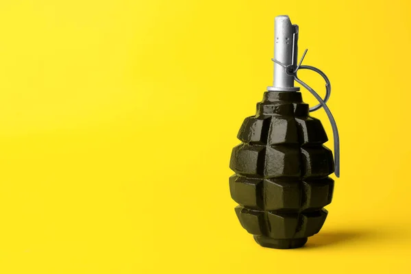 黄色の背景に手榴弾を渡す テキストのスペース — ストック写真