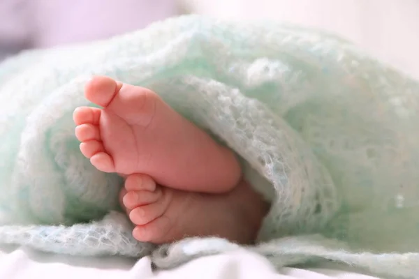 Niedliches Neugeborenes Türkisfarbenem Gehäkelten Plaid Auf Dem Bett Nahaufnahme Der — Stockfoto