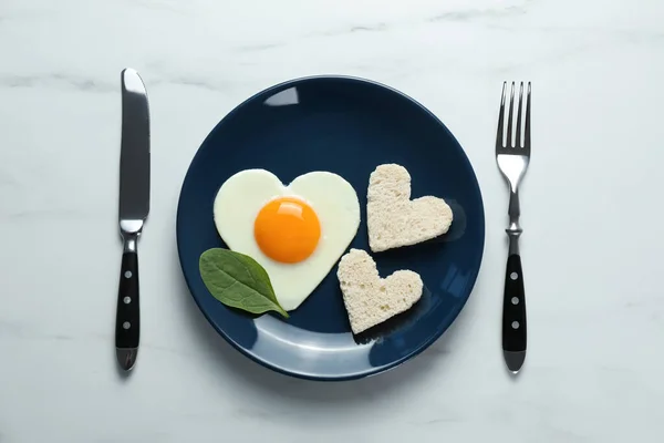 Desayuno Romántico Con Huevo Frito Forma Corazón Servido Mesa Mármol — Foto de Stock