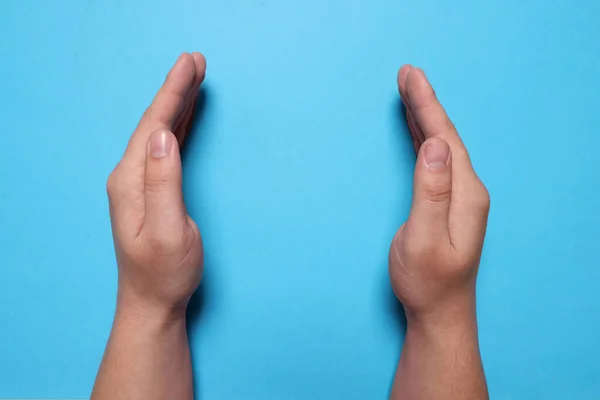 Vrouw Met Een Lichtblauwe Achtergrond Handen Van Dichtbij Ruimte Voor — Stockfoto