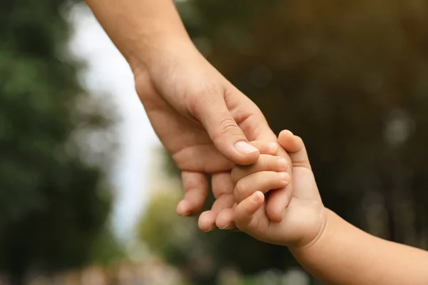 Daughter Holding Mother Hand Park Closeup Happy Family — Stock Photo, Image