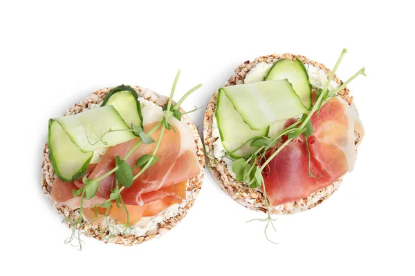 Knapperige Boekweitkoeken Met Roomkaas Prosciutto Komkommerschijfjes Witte Achtergrond Bovenaanzicht — Stockfoto