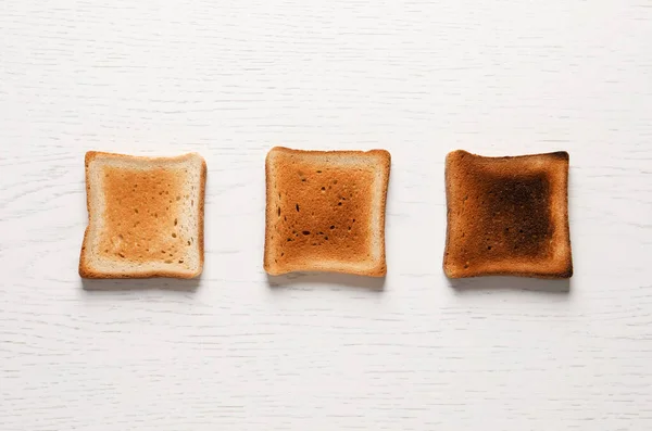 Scheiben Leckeres Toastbrot Auf Weißem Holztisch Draufsicht — Stockfoto