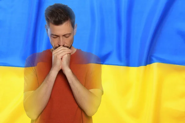Dvojité Vystavení Národní Vlajky Mužské Modlitby Zastavit Válku Ukrajině — Stock fotografie