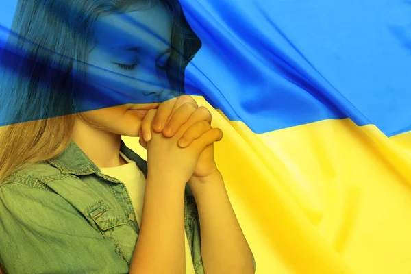 Двойное Обнажение Национального Флага Молитва Маленькой Девочки Прекратить Войну Украине — стоковое фото