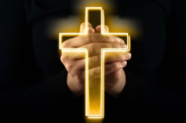 Hıristiyan haçı ve kadın el ele tutuşmuş karanlıkta dua ederken, yakın çekim