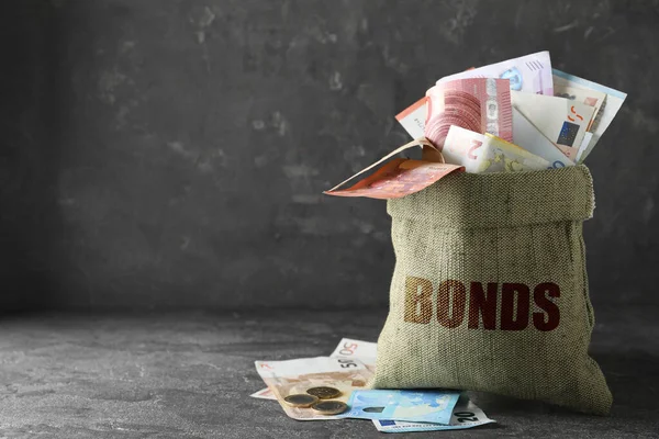 Koncept Eurobondů Pytel Plný Peněz Šedém Stole Prostor Pro Text — Stock fotografie