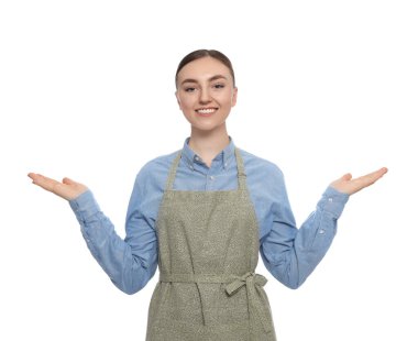 Beyaz arka planda temiz önlüklü güzel bir kadın.