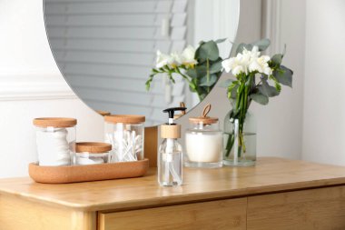 Kapaklı şişe, ahşap masa içinde.