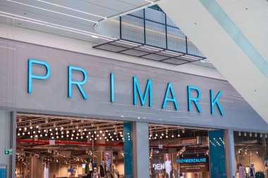 SAVAŞ, POLAND - AĞUSTOS 05, 2022: Alışveriş merkezindeki Primark giyim mağazasının panosu
