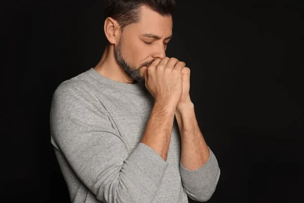 Чоловік Затишними Руками Молиться Чорному Тлі — стокове фото