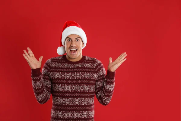 Ενθουσιασμένος Άντρας Καπέλο Βασίλη Κόκκινο Φόντο Χριστουγεννιάτικη Αντίστροφη Μέτρηση — Φωτογραφία Αρχείου