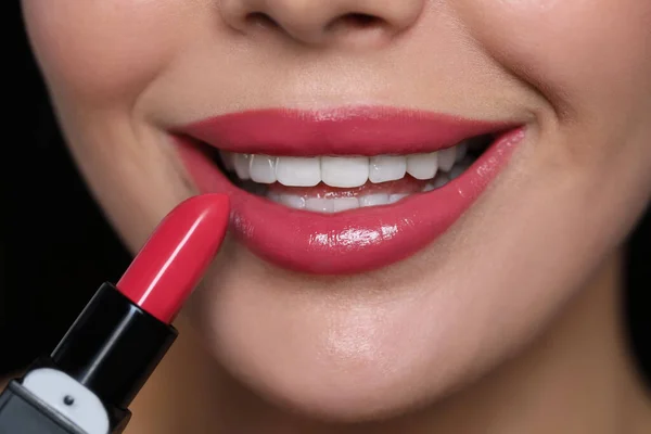 Jonge Vrouw Met Mooie Make Met Glanzende Lippenstift Close — Stockfoto