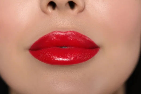 Jonge Vrouw Draagt Mooie Rode Lippenstift Donkere Achtergrond Close — Stockfoto