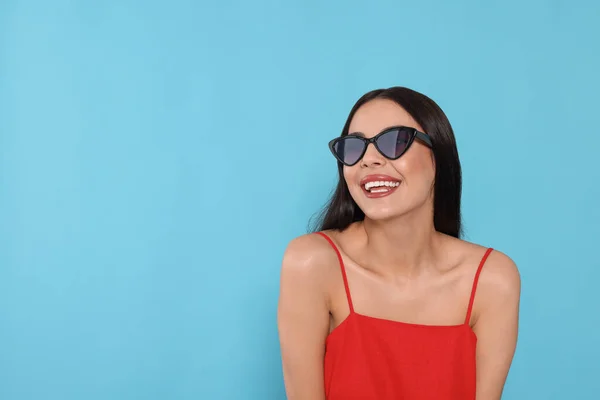 Atractiva Mujer Feliz Gafas Sol Moda Sobre Fondo Azul Claro — Foto de Stock