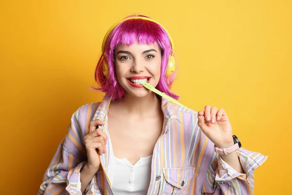 Jeune Femme Mode Perruque Colorée Avec Écouteurs Mâchant Bubblegum Sur — Photo