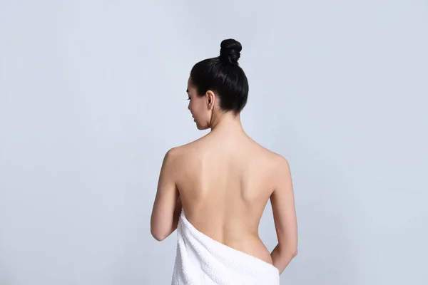 Vista Posteriore Della Donna Con Pelle Liscia Perfetta Sfondo Chiaro — Foto Stock