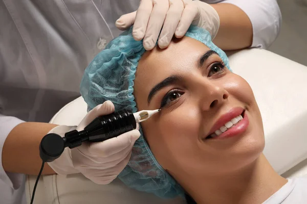 Νεαρή Γυναίκα Που Υποβάλλεται Διαδικασία Μόνιμης Μακιγιάζ Eyeliner Κοντινό Πλάνο — Φωτογραφία Αρχείου