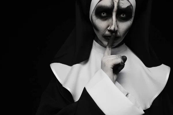 Porträtt Skrämmande Djävulsk Nunna Svart Bakgrund Utrymme För Text Halloweenfesten — Stockfoto