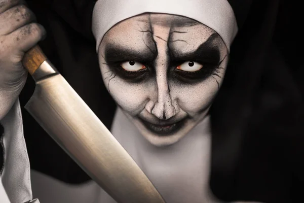 可怕的恶魔般的修女 黑色背景上的刀 万圣节派对的样子 — 图库照片