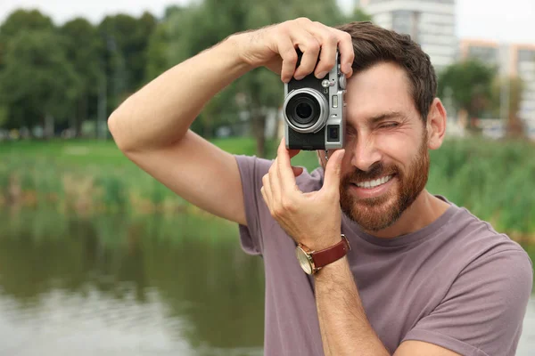 Muž Kamerou Fotí Venku Zajímavý Koníček — Stock fotografie