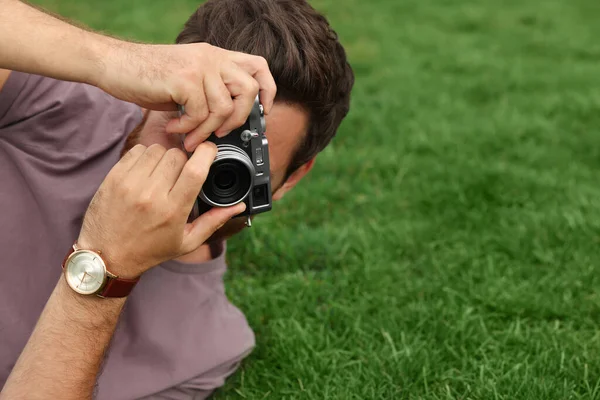 Человек Камерой Фотографирует Зеленой Траве Место Текста Интересное Хобби — стоковое фото