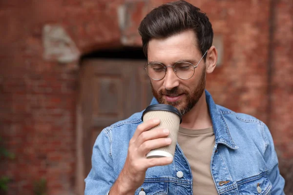 Beau Barbu Avec Tasse Papier Extérieur Espace Pour Texte — Photo