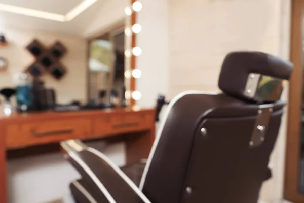 Verschwommener Blick Auf Stilvollen Friseurarbeitsplatz Mit Professionellem Sessel Friseursalon — Stockfoto