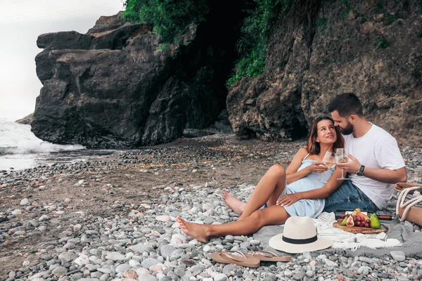 一对快乐的年轻夫妇在海边野餐 案文的篇幅 — 图库照片