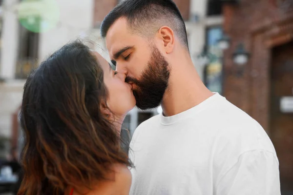 快乐的年轻夫妇在城市街道上接吻 — 图库照片