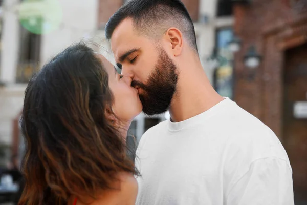 Feliz Joven Pareja Besándose Calle Ciudad — Foto de Stock