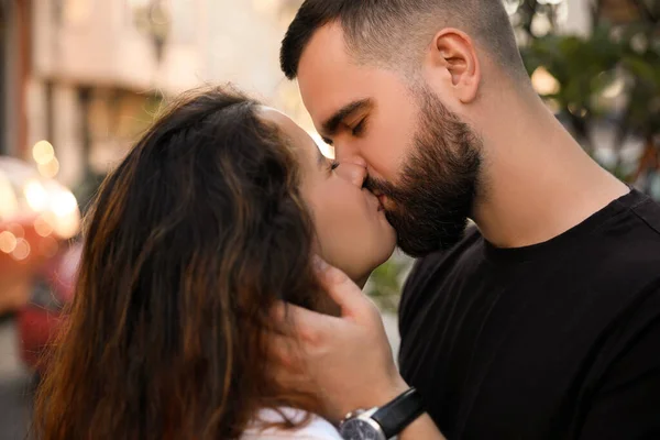 Joyeux Jeune Couple Embrassant Dans Rue Ville Gros Plan — Photo