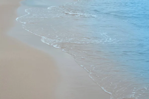 沙滩上美丽的海浪的风景画 — 图库照片