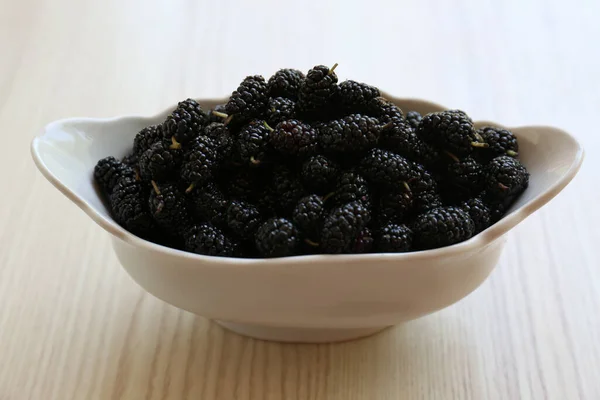 Cuenco Deliciosas Moras Negras Maduras Sobre Mesa Madera — Foto de Stock