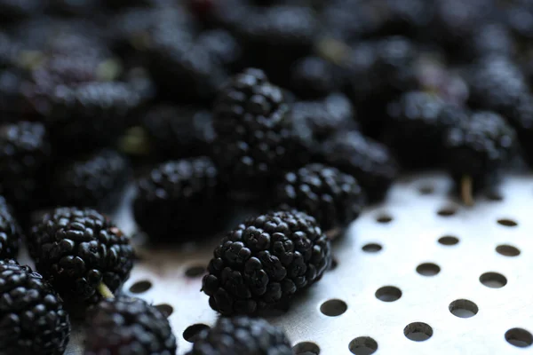 Heap Delicious Ripe Black Mulberries Colander Closeup — 图库照片